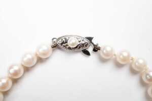 A pearl bracelet to a pearl set silver clasp - 3
