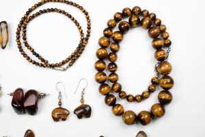 A collection of tiger's eye jewellery and stones - 2