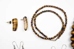A collection of tiger's eye jewellery and stones - 3