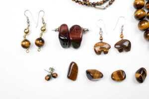 A collection of tiger's eye jewellery and stones - 4