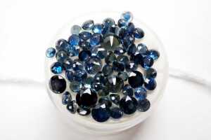Collection of round cut sapphires - 2
