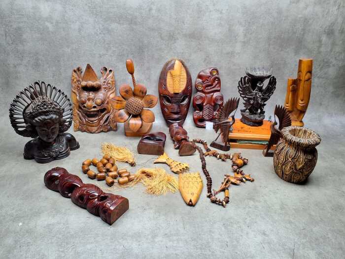 Timber ware, including monkey pod flower
