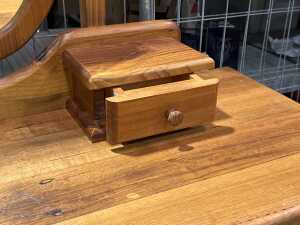 Mirror-back dressing chest - 5
