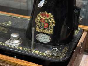 Antique Vertex de Luxe sewing machine with gilt decoration - 2