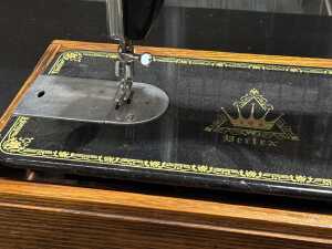 Antique Vertex de Luxe sewing machine with gilt decoration - 3
