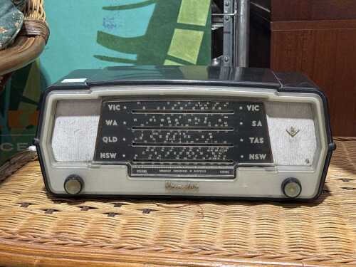 Vintage Kriesler table valve radio model No. 11-60