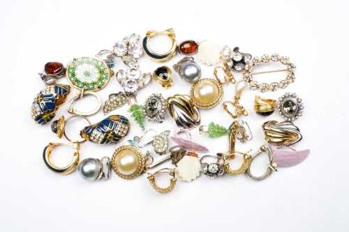 Collection of vintage costume jewellery
