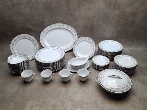 Noritake 'Glenwood' porcelain dinner setting for 12