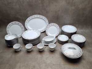 Noritake 'Glenwood' porcelain dinner setting for 12