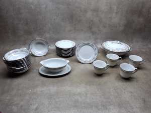 Noritake 'Glenwood' porcelain dinner setting for 12 - 2