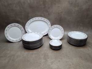 Noritake 'Glenwood' porcelain dinner setting for 12 - 6