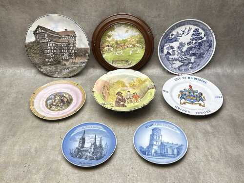 Porcelain cabinet plates, together with a Royal Doulton Series Ware bowl in hanger