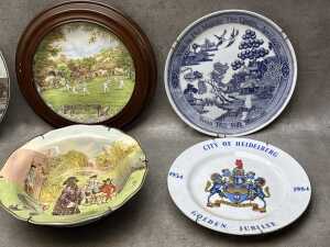Porcelain cabinet plates, together with a Royal Doulton Series Ware bowl in hanger - 3