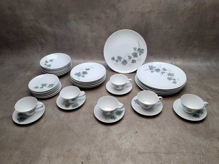 Noritake 'Wild Ivy' porcelain dinner setting for six