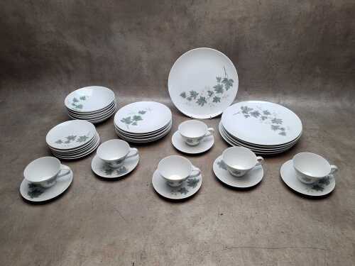 Noritake 'Wild Ivy' porcelain dinner setting for six