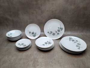 Noritake 'Wild Ivy' porcelain dinner setting for six - 2
