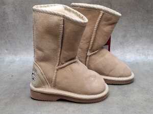 Three NEW Jumbo UGG Boots size 6-7 (baby) - 3