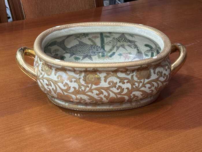 Chinese ceramic twin handled bowl with gilt decoration