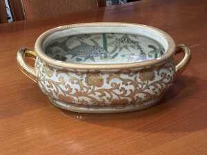 Chinese ceramic twin handled bowl with gilt decoration