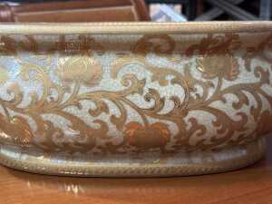 Chinese ceramic twin handled bowl with gilt decoration - 2