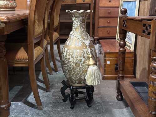 Chinese ceramic vase with gilt decoration