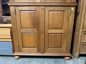 French Provincial oak cupboard - 3