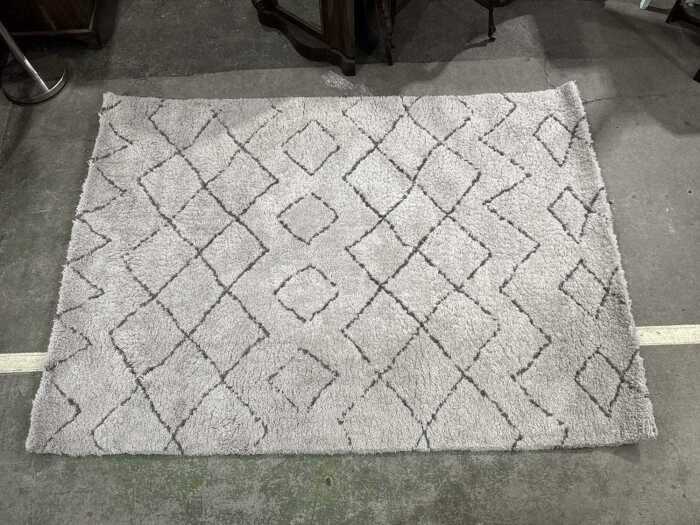 Shag pile machine-made rug