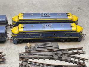 Tri-ang OO scale model trains in blue and yellow livery - 2