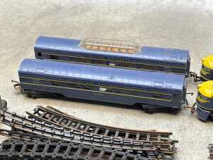 Tri-ang OO scale model trains in blue and yellow livery - 3