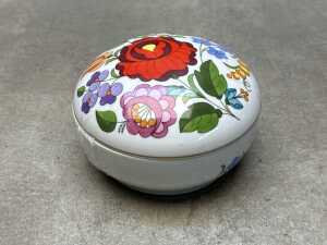 Mid-century ceramic items, including Hazel-Atlas yellow cookie jar - 4