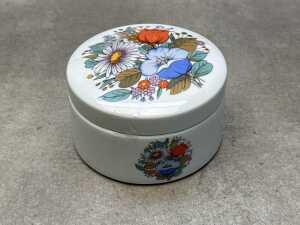 Mid-century ceramic items, including Hazel-Atlas yellow cookie jar - 5
