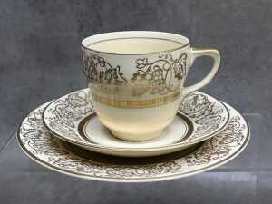 Johnson Brothers 'Victorian' porcelain dinner setting for six with servingware - 2