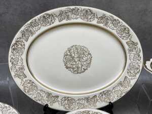 Johnson Brothers 'Victorian' porcelain dinner setting for six with servingware - 3