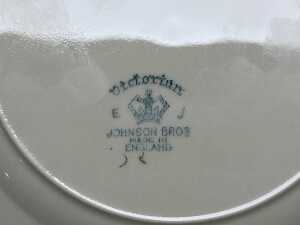 Johnson Brothers 'Victorian' porcelain dinner setting for six with servingware - 8