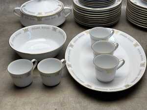 Noritake Blakley porcelain dinner setting for ten, plus serving ware - 3