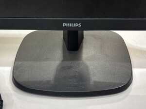 Philips 27-inch LCD monitor - 2