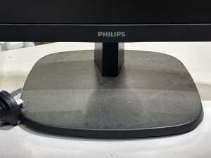Philips 27-inch LCD monitor - 2