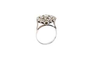 A diamond cluster ring in 18ct white gold - 2