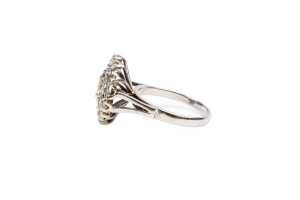 A diamond cluster ring in 18ct white gold - 3