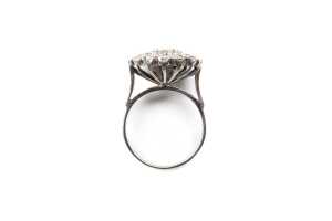 A diamond cluster ring in 18ct white gold - 4