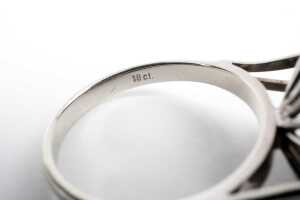 A diamond cluster ring in 18ct white gold - 5