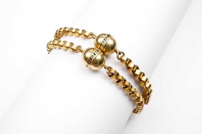 An antique bracelet in 9 carat bloomed yellow gold