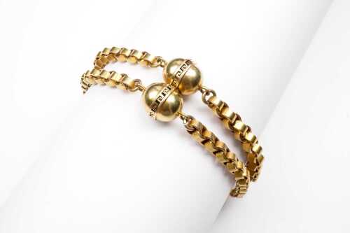 An antique bracelet in 9 carat bloomed yellow gold