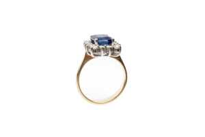 A sapphire and diamond ring in 18 carat yellow gold - 2