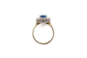A sapphire and diamond ring in 18 carat yellow gold - 4