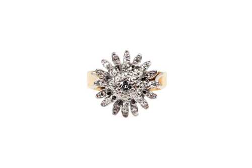 A vintage diamond ring in 18 carat yellow gold