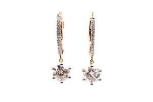 A pair of diamond earrings in 18 carat yellow gold