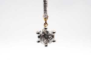 A pair of diamond earrings in 18 carat yellow gold - 2