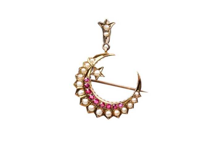A Victorian garnet and seed pearl brooch/pendant in 15 carat yellow gold