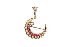 A Victorian garnet and seed pearl brooch/pendant in 15 carat yellow gold